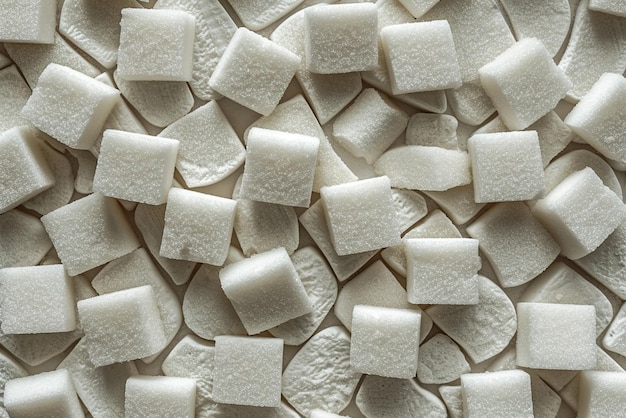 Grumi di zucchero disposti in un disegno che evidenzia la dolcezza e la consistenza del prodotto