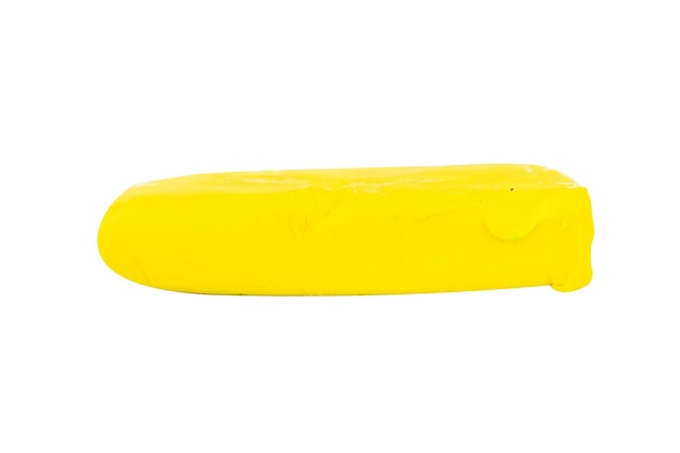 Grumo giallo di plastilina isolato su sfondo bianco