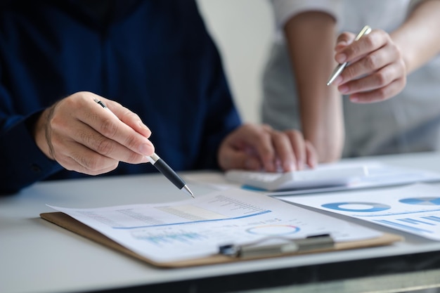 Gruppi di persone che si uniscono alle discussioni incontri d'affari avvio dell'azienda riunioni del team di vendita brainstorming e riepilogo delle prestazioni dell'azienda Concetto di gestione della strategia aziendale