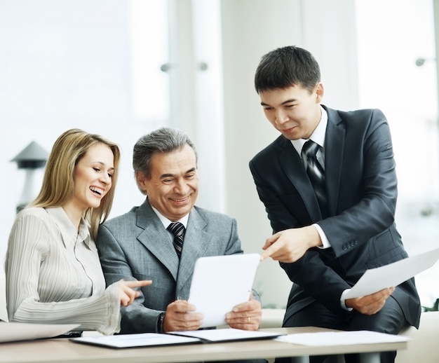 gruppo aziendale discute un piano di lavoro utilizzando nel tablet