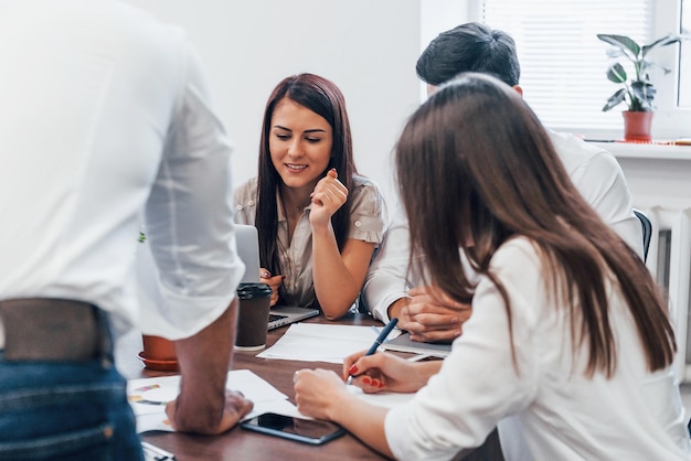 Gruppo concentrato di persone che lavorano su un nuovo progetto in ufficio.