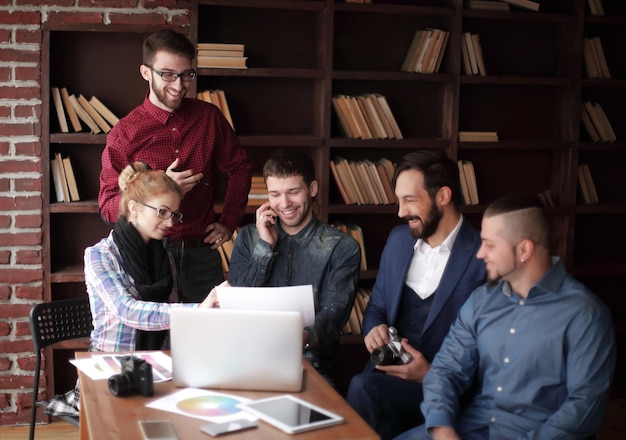 Gruppo creativo di designer ad una riunione di lavoro in Studio