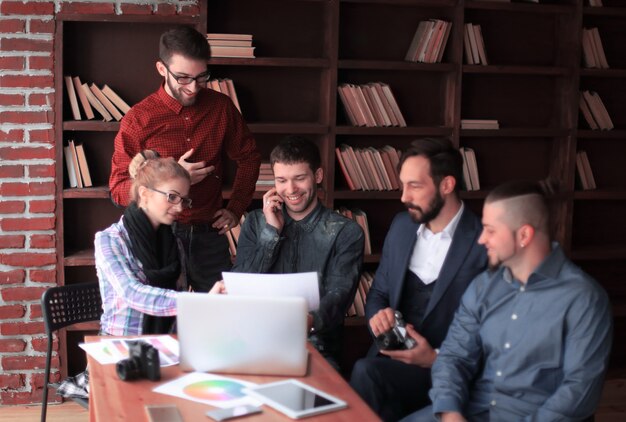 Gruppo creativo di designer in una riunione di lavoro