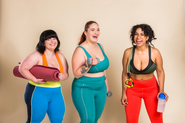 Gruppo di 3 donne oversize in posa. Accettazione del corpo e positività del corpo