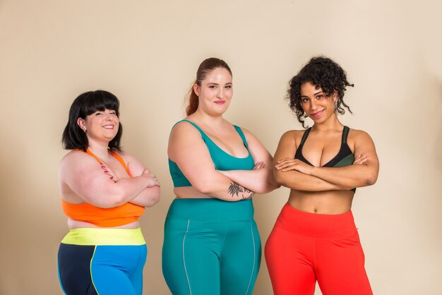 Gruppo di 3 donne oversize in posa. Accettazione del corpo e positività del corpo