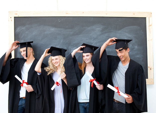 Gruppo di adolescenti che celebrano dopo la laurea