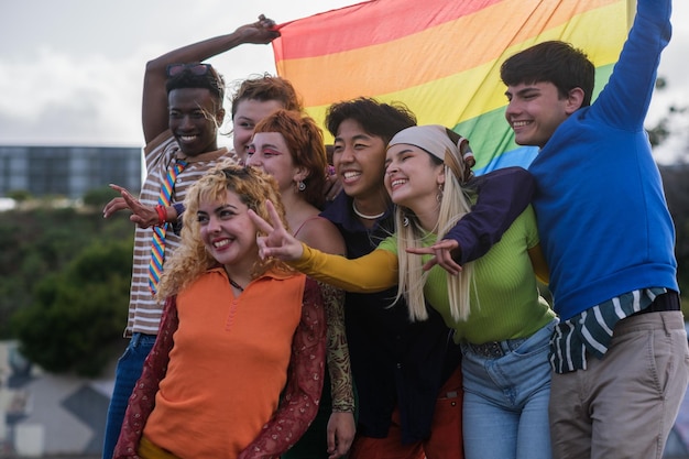 Gruppo di adolescenti che dimostrano i loro diritti per l'orgoglio LGBT