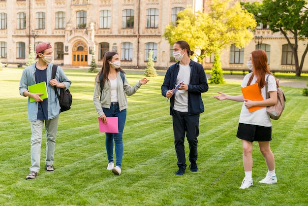 Gruppo di adolescenti che rispettano le misure di sicurezza