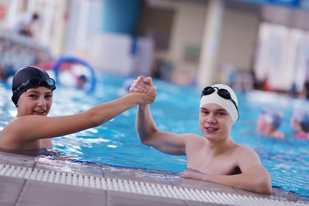 gruppo di adolescenti felici in piscina