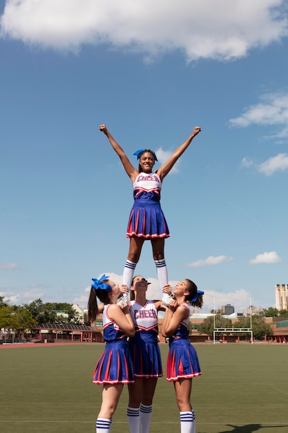 Gruppo di adolescenti in simpatica uniforme da cheerleader