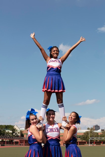 Gruppo di adolescenti in simpatica uniforme da cheerleader