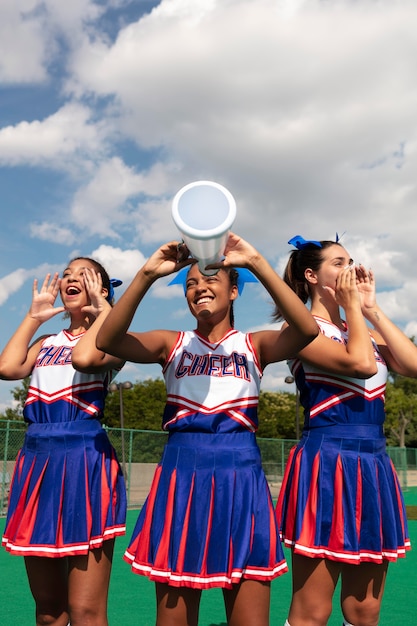 Gruppo di adolescenti in uniformi da cheerleader