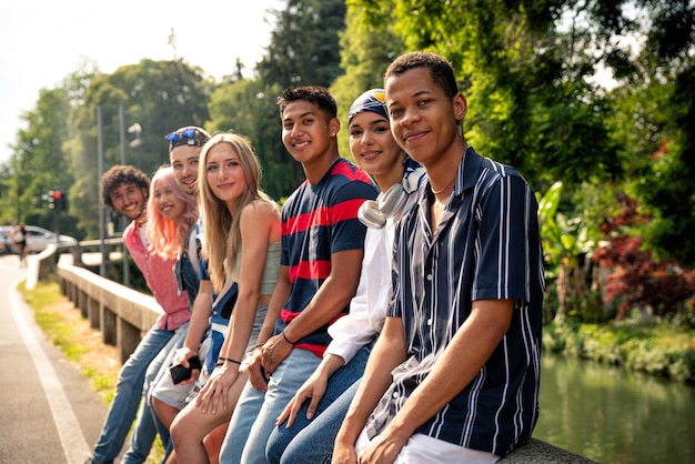 Gruppo di adolescenti multietnici che trascorrono del tempo all'aperto e si divertono