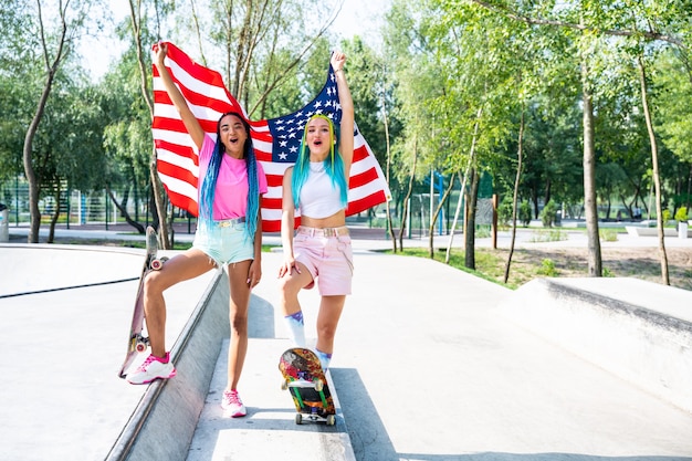 Gruppo di adolescenti pattinatori allo skatepark. Skateboarder professionisti che si divertono insieme