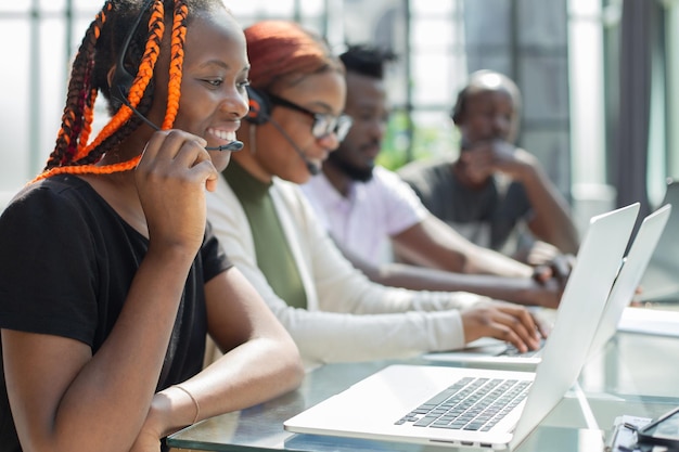 Gruppo di affari africano sul briefing per discutere di idee per una nuova startup o progetto