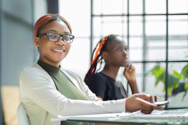 Gruppo di affari africano sul briefing per discutere di idee per una nuova startup o progetto