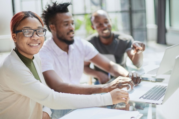 Gruppo di affari afroamericano di successo che parla di strategia in ufficio