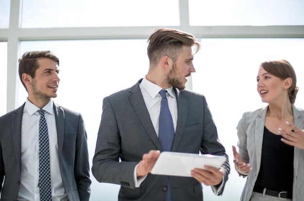 Gruppo di affari che discute dei problemi di lavoro