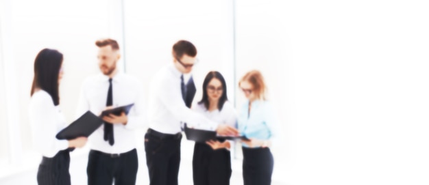 Gruppo di affari che discute il piano di lavoro prima della riunione. immagine sfocata per il testo pubblicitario. foto con copia spazio