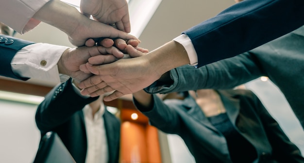 Gruppo di affari con le mani insieme - concetti di lavoro di squadra