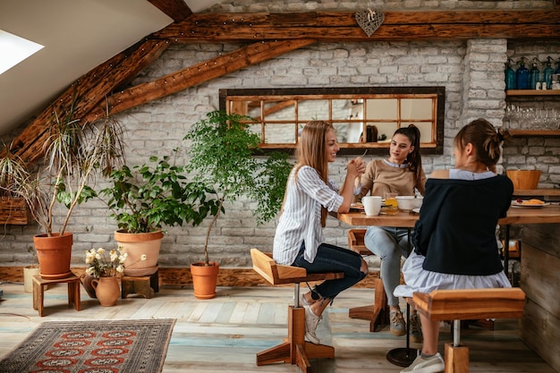 Gruppo di amiche che mangiano una colazione