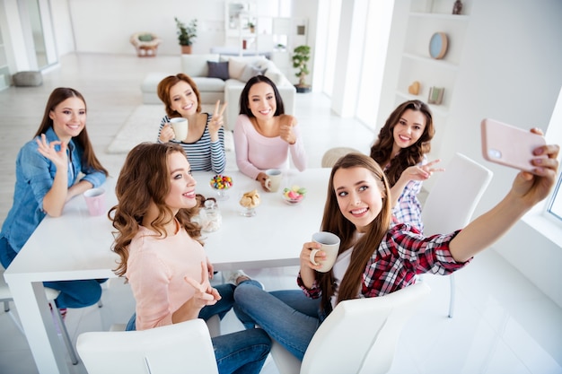 gruppo di amiche che trascorrono del tempo insieme