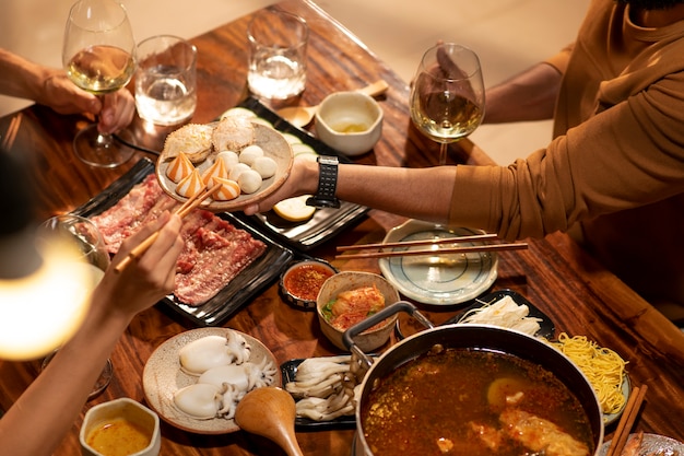 Gruppo di amici a cena fuori