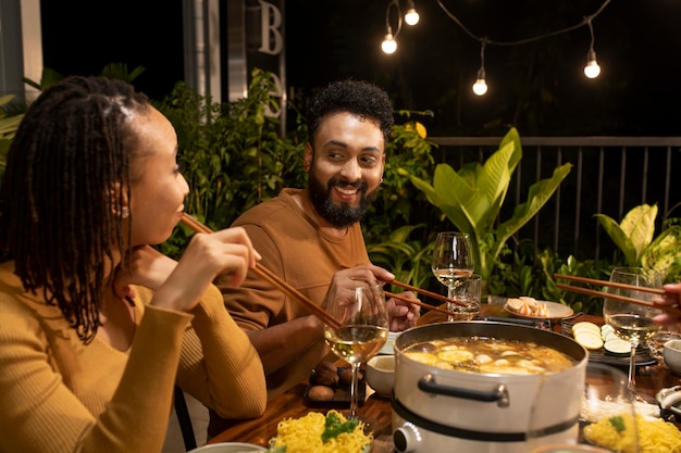 Gruppo di amici a cena fuori