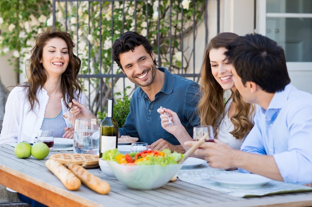 Gruppo Di Amici A Cena