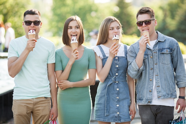 gruppo di amici a mangiare il gelato