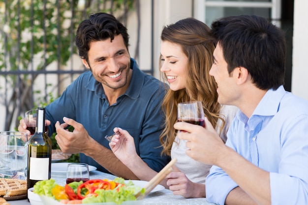 Gruppo Di Amici A Pranzo