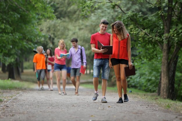 Gruppo di amici al parco che camminano e si divertono tutti insieme