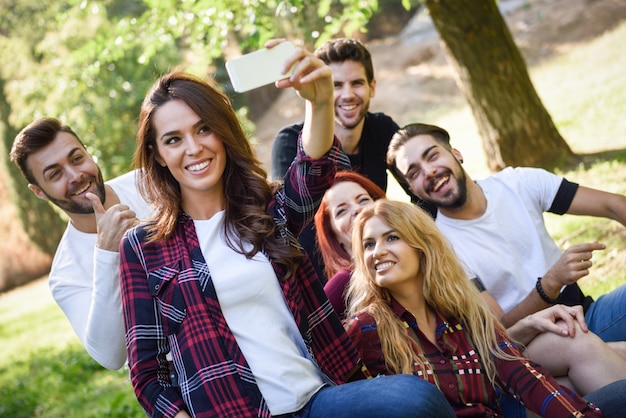 Gruppo di amici che assumono selfie in background urbano