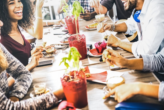 Gruppo di amici che bevono cappuccino al bar ristorante