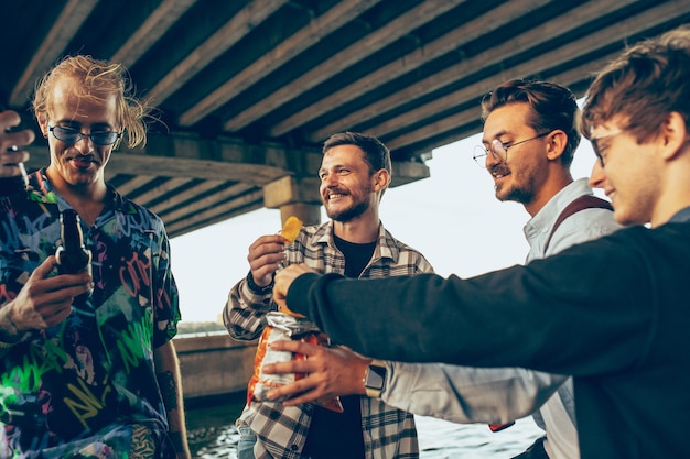 Gruppo di amici che celebrano il riposo divertendosi e festeggiando in una giornata estiva