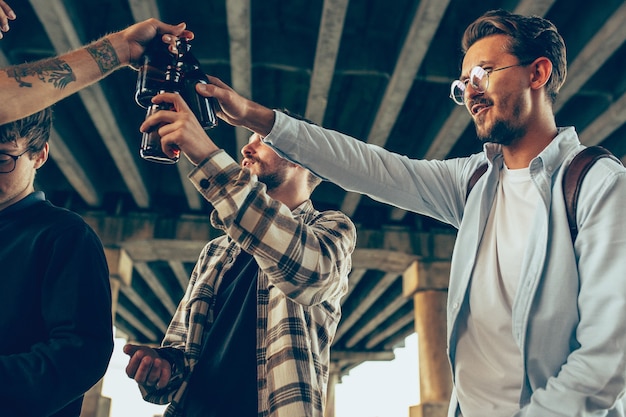 Gruppo di amici che celebrano, riposano, si divertono e fanno festa in una giornata estiva