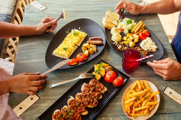 Gruppo di amici che fanno colazione nel ristorante