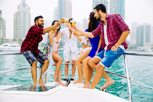 Gruppo di amici che fanno festa su uno yacht