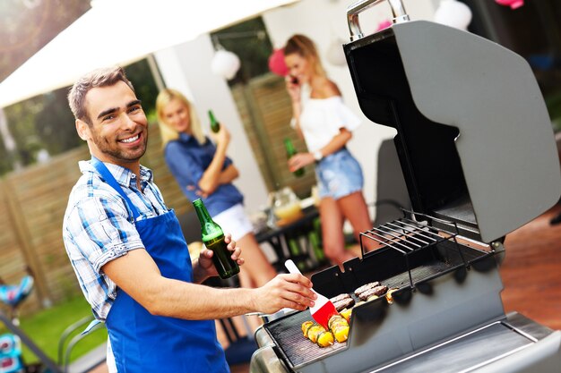 gruppo di amici che fanno una festa barbecue