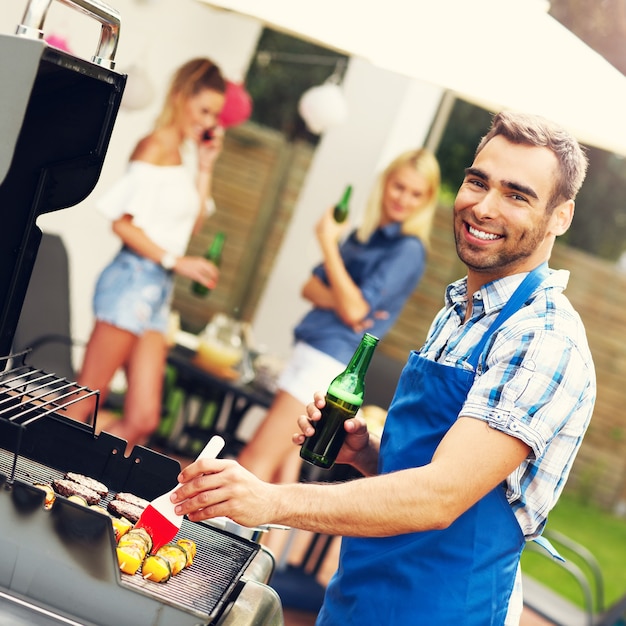 gruppo di amici che fanno una festa barbecue