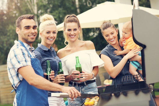 gruppo di amici che fanno una festa barbecue