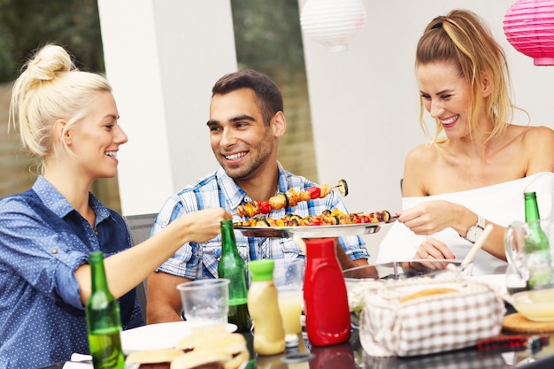 gruppo di amici che fanno una festa barbecue