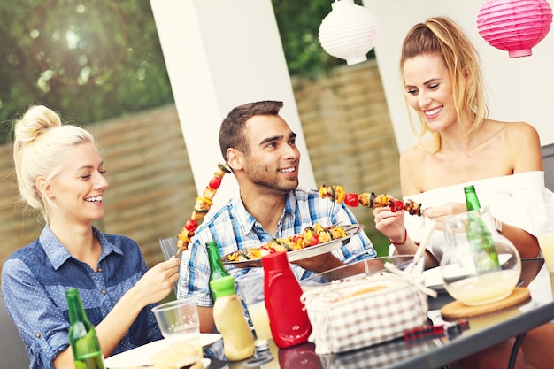 gruppo di amici che fanno una festa barbecue