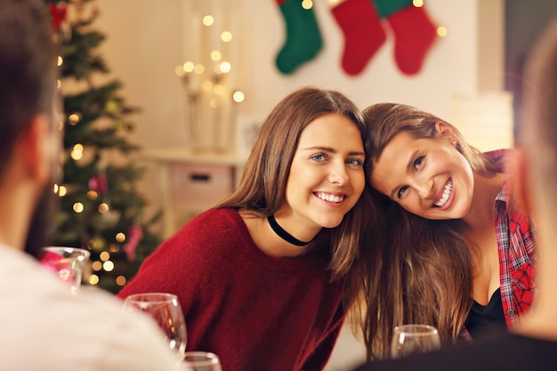 gruppo di amici che festeggiano il Natale a casa