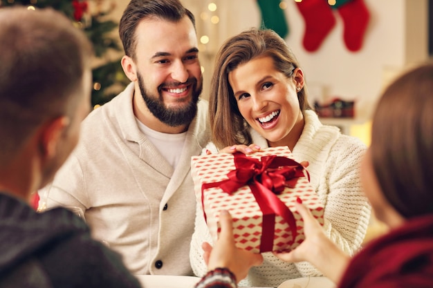 gruppo di amici che festeggiano il Natale a casa