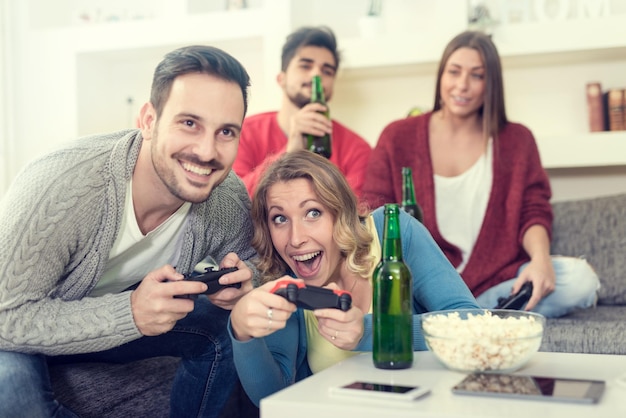 Gruppo di amici che giocano ai videogiochi