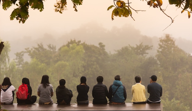 Gruppo di amici che guardano la foresta