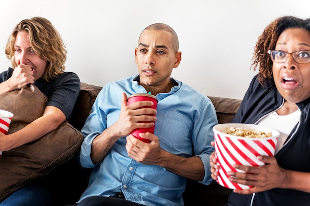 Gruppo di amici che guardano un film dell&#39;orrore