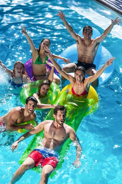 Gruppo di amici che hanno divertimento in piscina