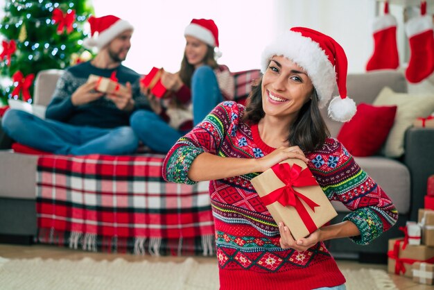 gruppo di amici che indossano il cappello della santa